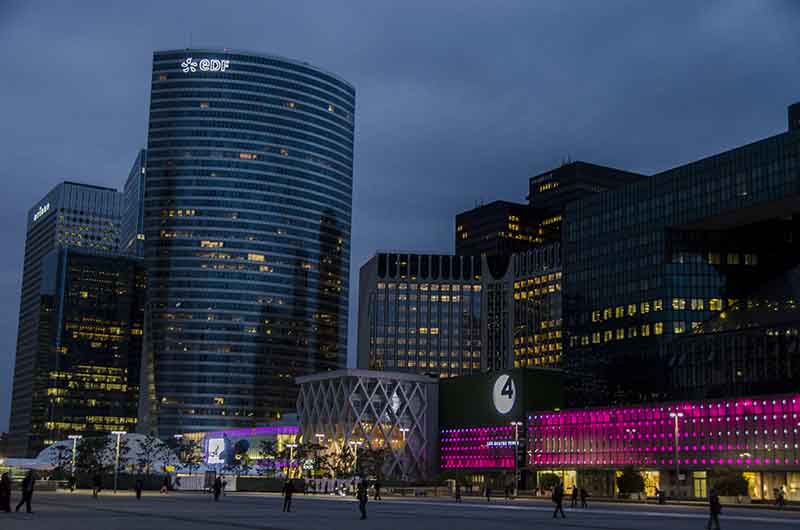 180 - Francia - Paris - La Defense - imagen nocturna.jpg
